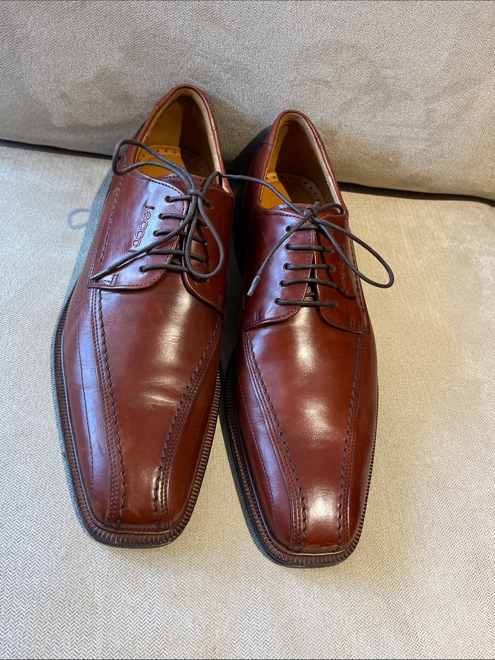 Ecco Men's Burgundy Leather Lace-Up Oxfords